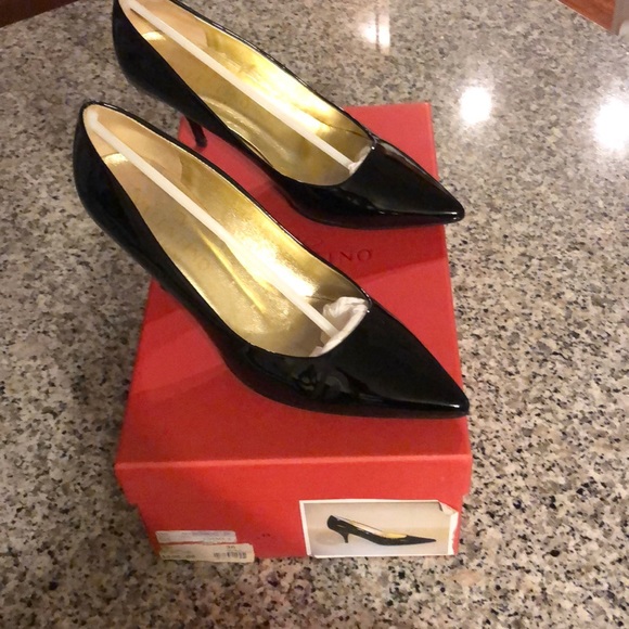 👠Valentino mid heel black patent leather pumps 36